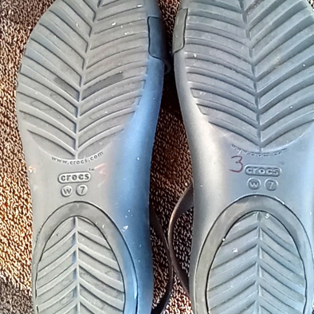 CROCS Black Casual Stylish Modern Trendy Sandals Like New - Picture 4 of 4